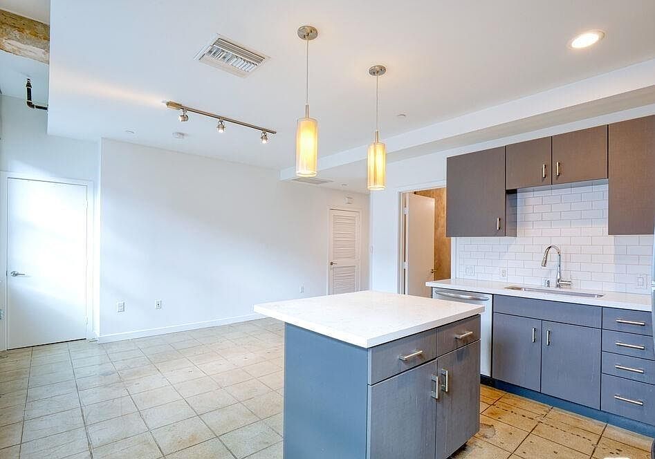 1st image of 1136 W 6th St APT 21