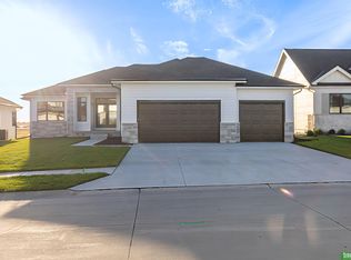 5414 N 212th St, Elkhorn, NE 68022