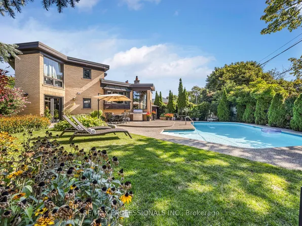 16 Woodpark Rd, Toronto, ON M9P 1M1