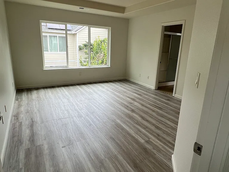 918 SE Portlandia Ave — Photo 2