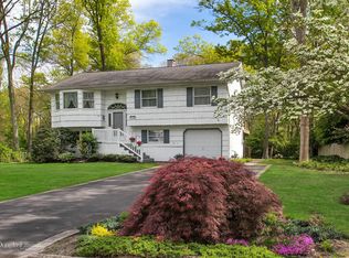 11 Reed St, Smithtown, NY 11788