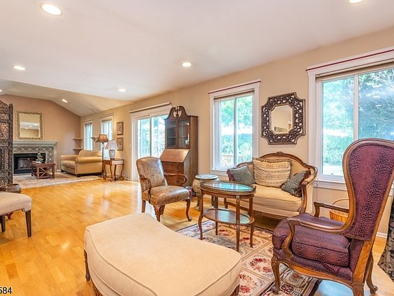 3rd image of 17 Constitution Ct