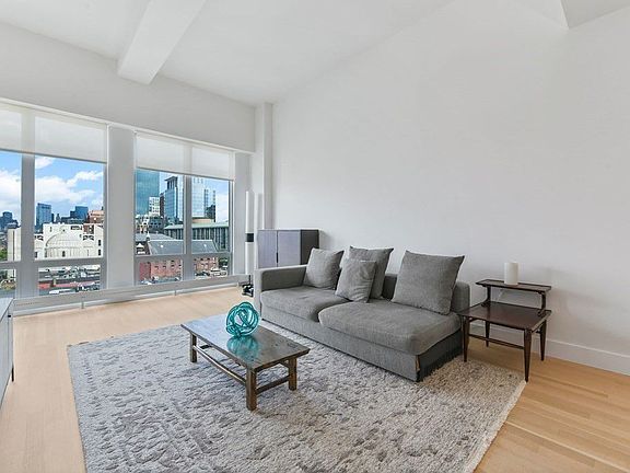 5th image of 360 Newbury St Unit 610
