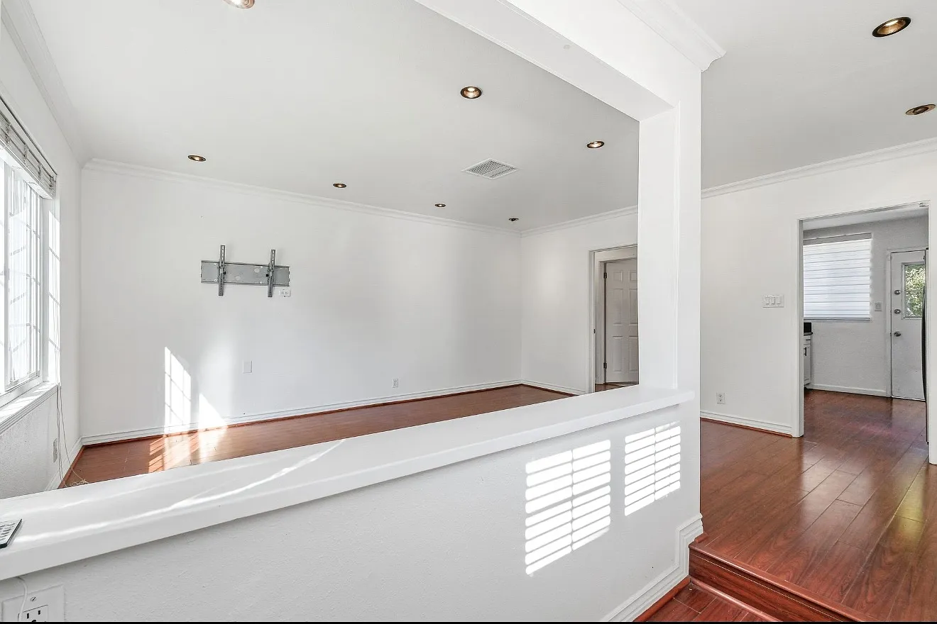 2 bed, 826 sqft, $3,300 — Photo 4