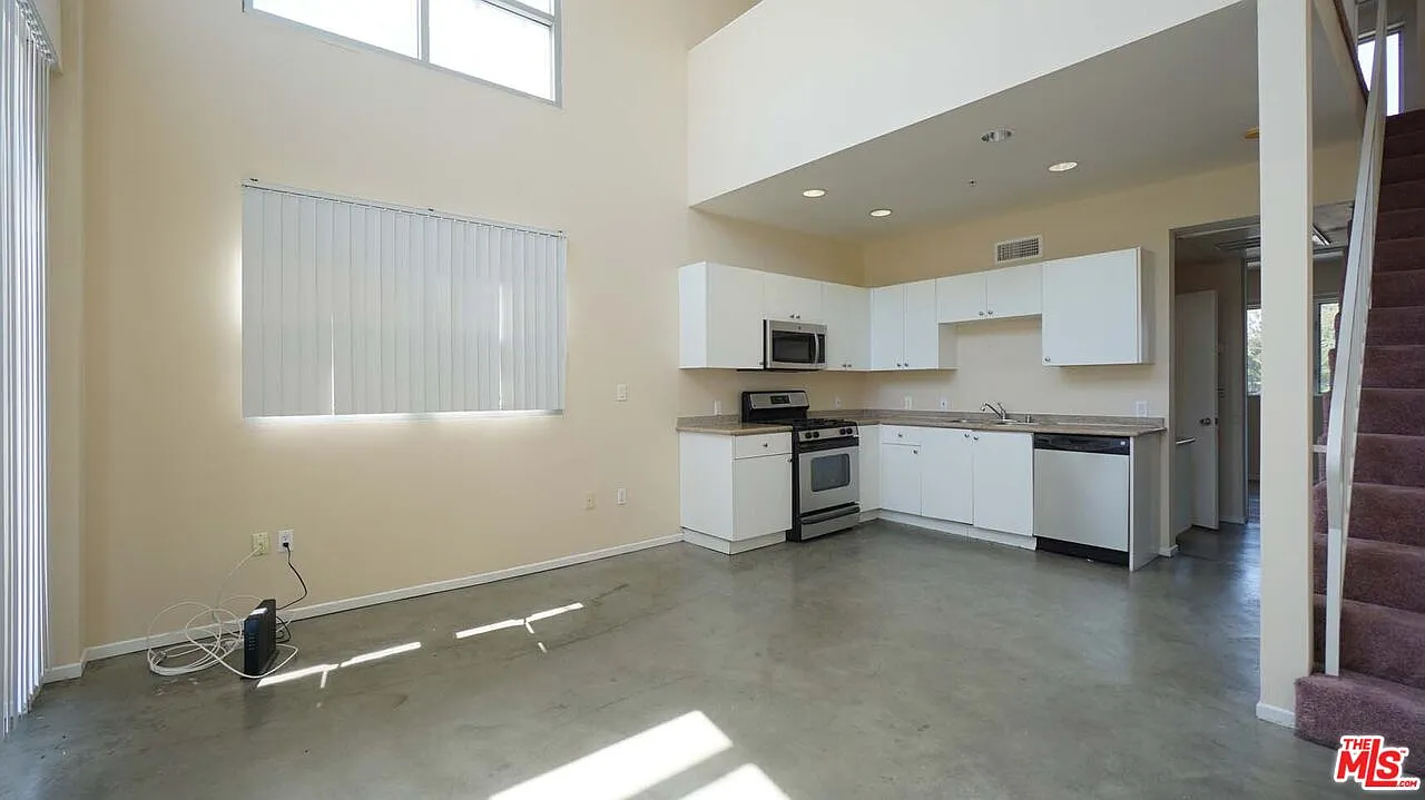 2 bed, 2.0 bath, 1000 sqft, $2,700 — Photo 2