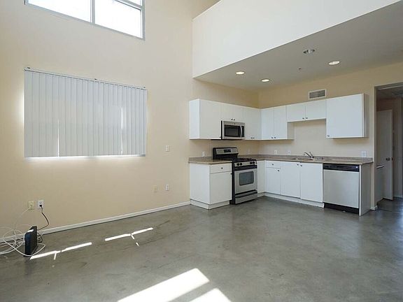 2nd image of 922 W 23rd St #206