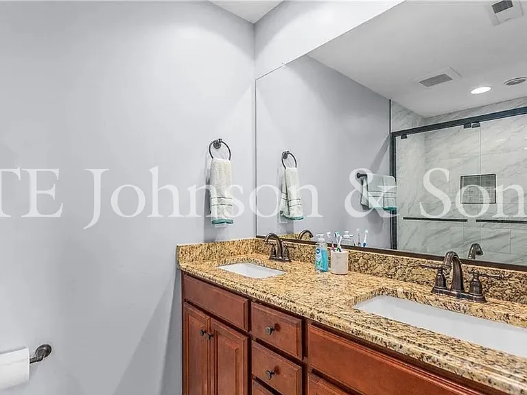 1025 Richmond Park Dr — Photo 18