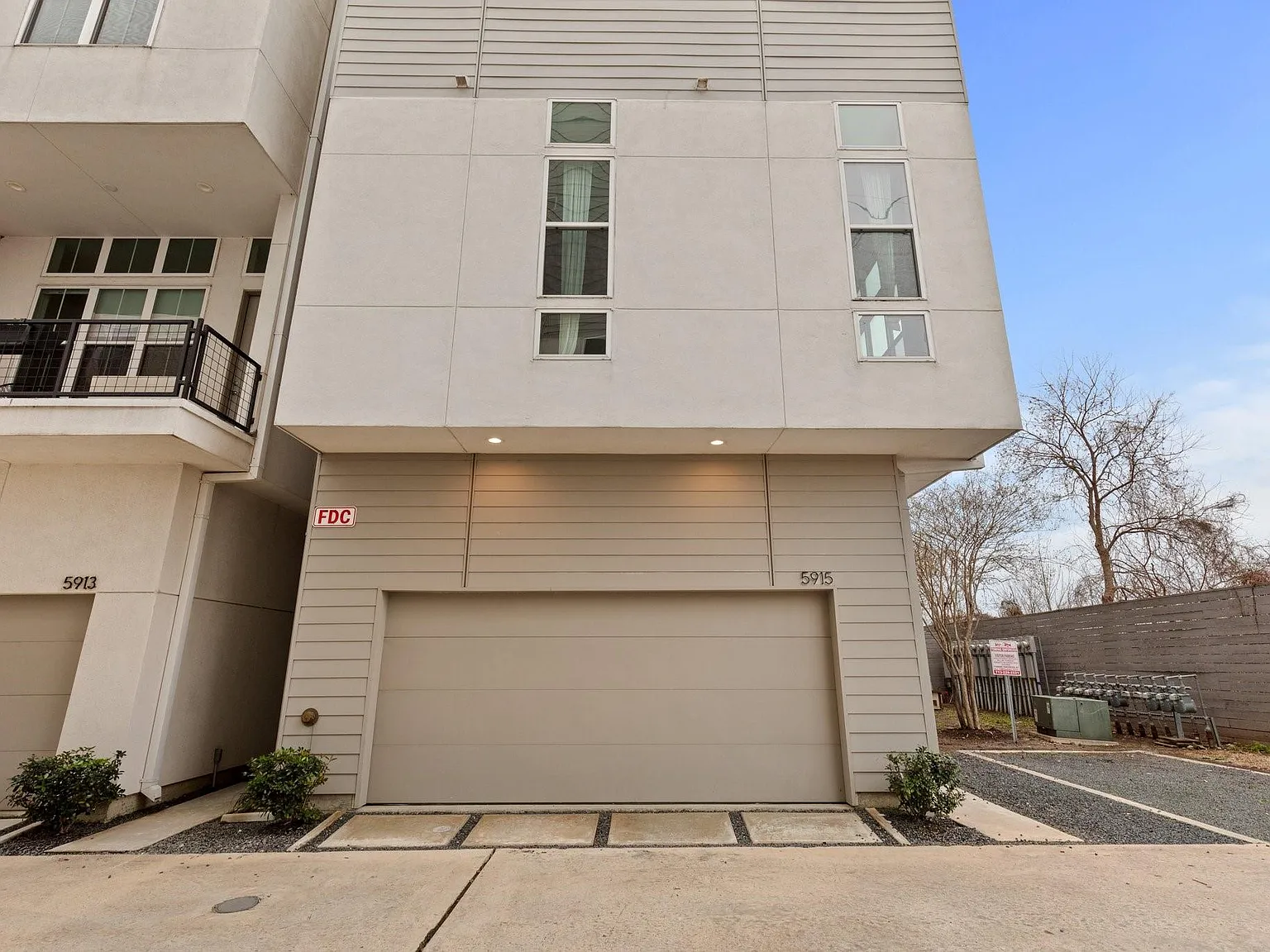 4 bed, 4.5 bath, 3052 sqft, $4,800 — Photo 2