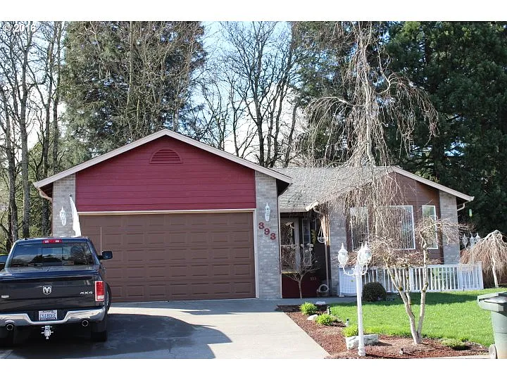 393 Maple St photo 1