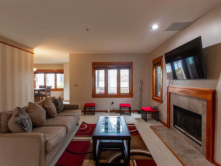33 Clearwater Dr — Photo 3
