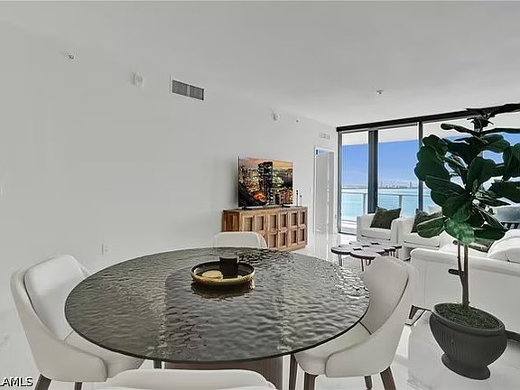 4th image of 725 24th St #806