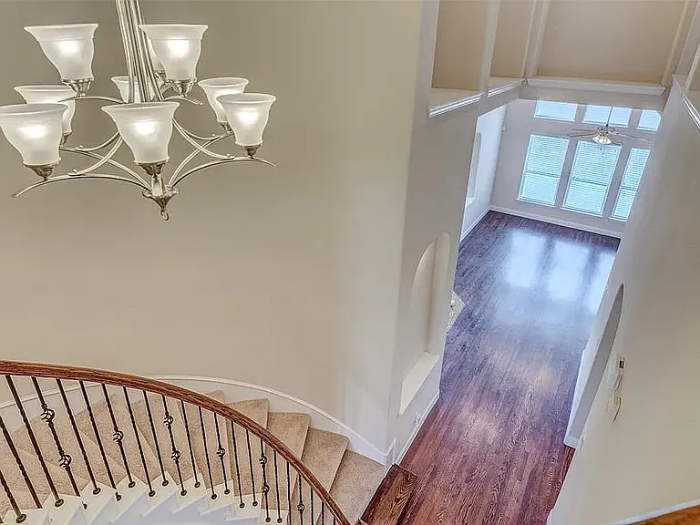 2512 Fountain Gate Dr — Photo 3