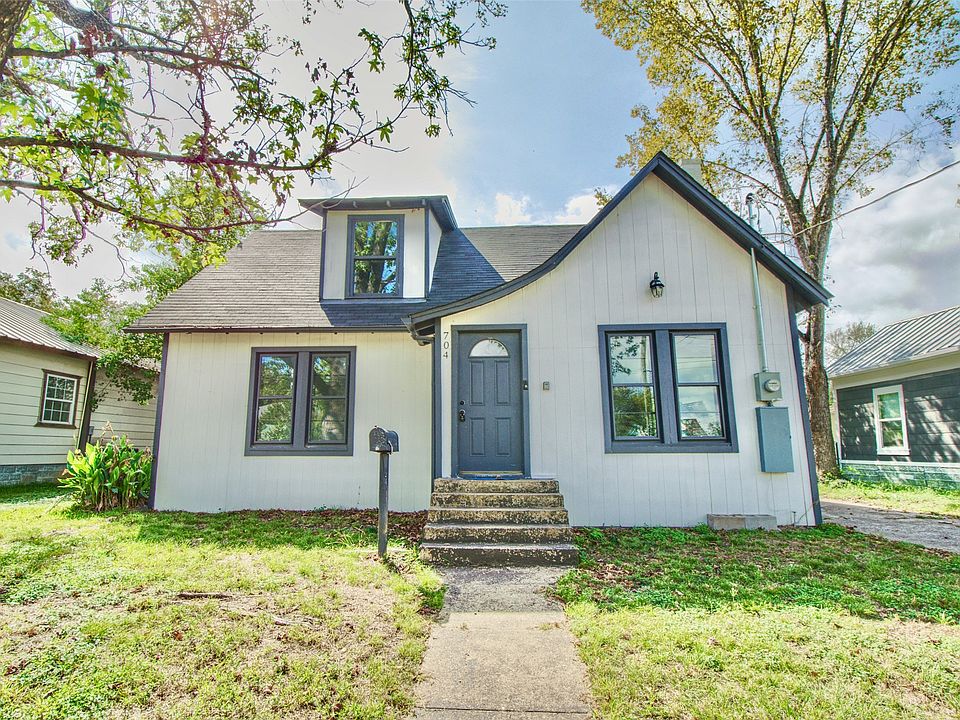 1st image of 704 Pine St