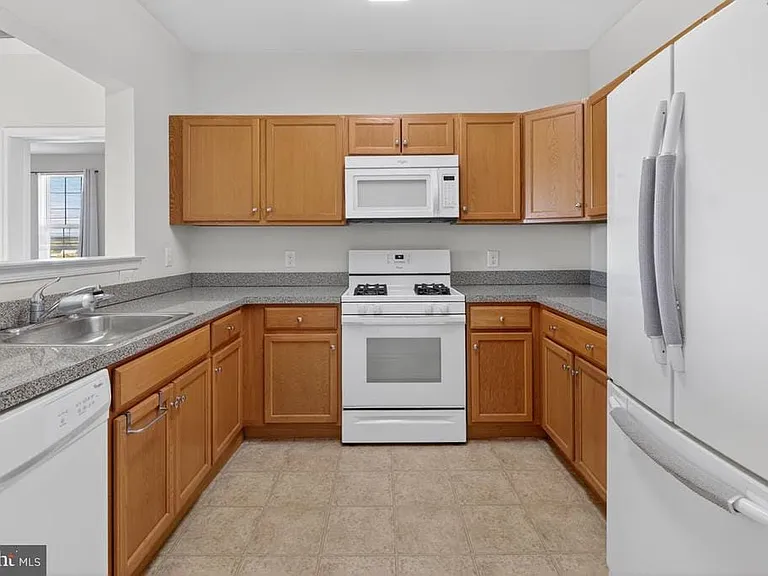 1447 Sierra Dr — Photo 8