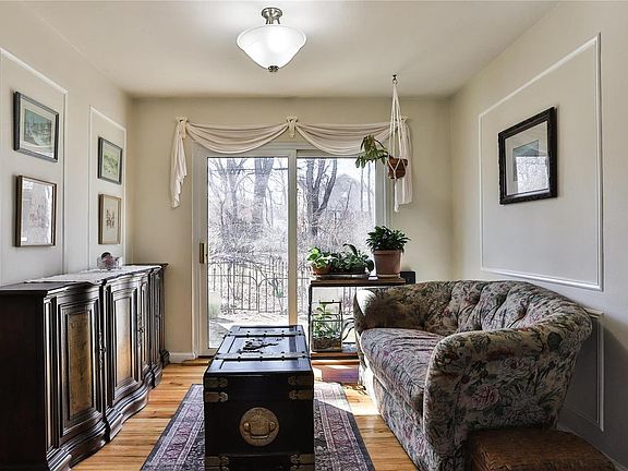 5th image of 558 Drury Ln