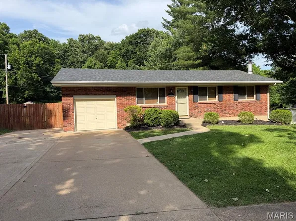 704 La Marite Dr, Ballwin, MO 63021