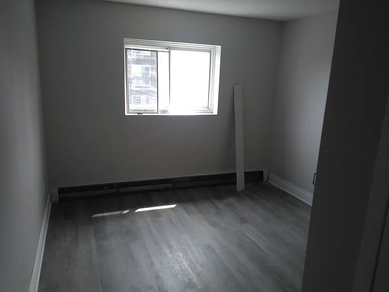 215 Clarence St — Photo 32