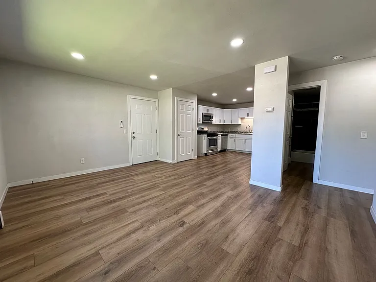 124 - 224 S Bird Street Apartments — Photo 15