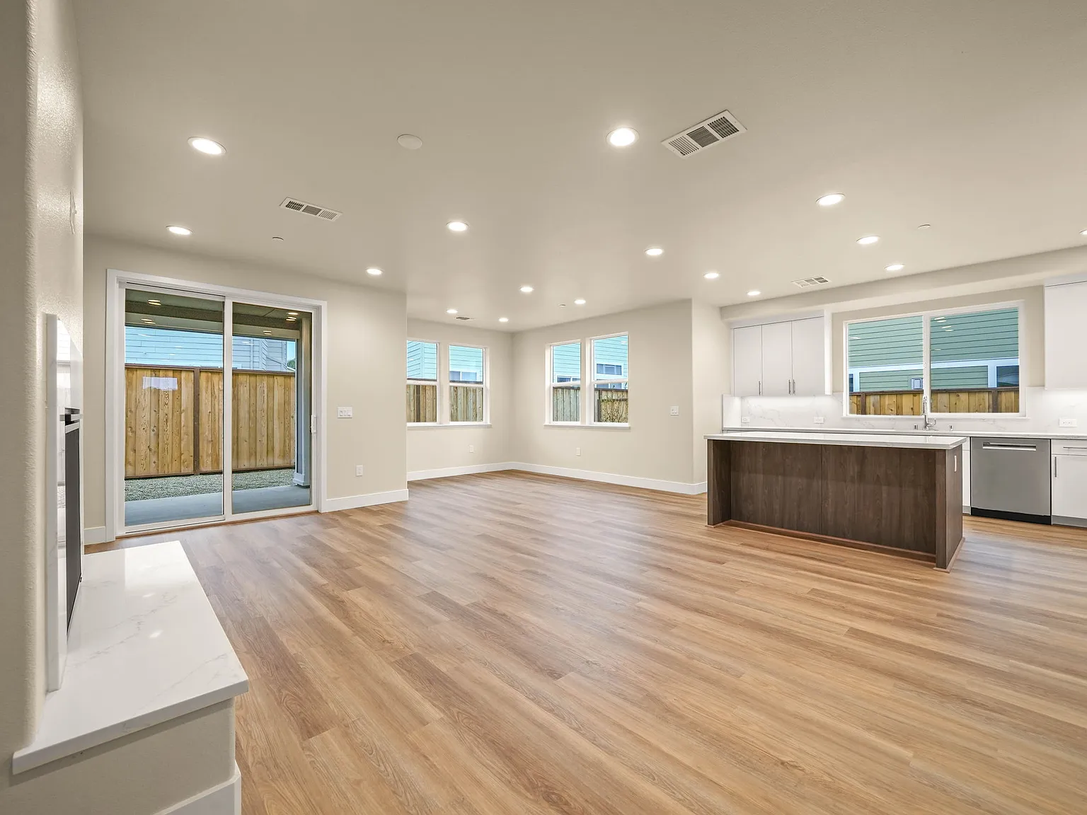 4 bed, 3.5 bath, 2700 sqft, $3,100 — Photo 4
