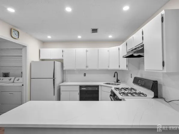 8 Wycoff Way E, East Brunswick, NJ 08816