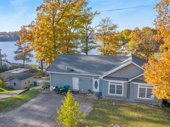 10646 Stoney Point Dr, Delton, MI 49046