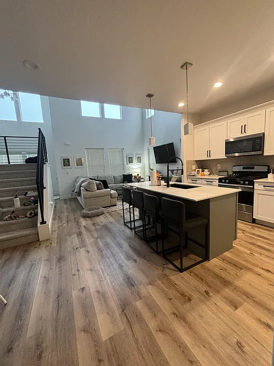 3 bed, 2.5 bath, 2200 sqft, $2,350 — Photo 3