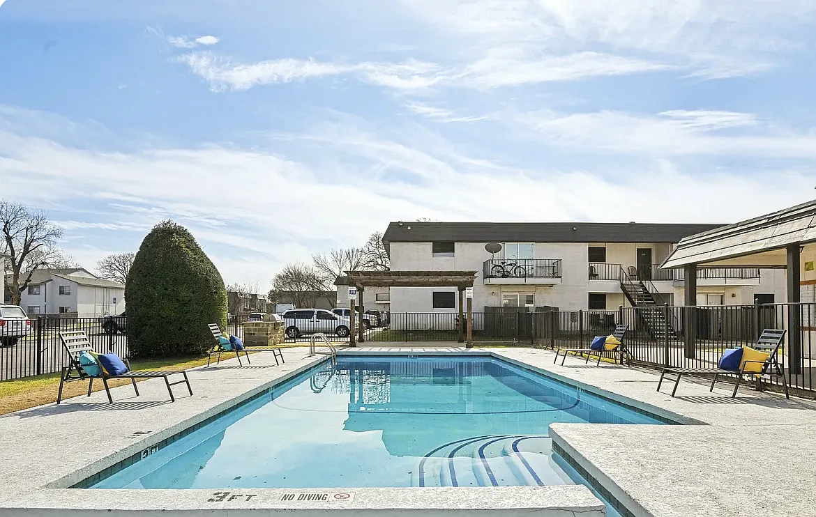 Rock Island Apartments — Photo 1