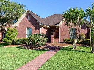 2 Heritage Oak Ct, Lake Jackson, TX 77566