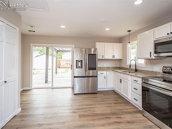 5th image of 1129 Pando Ave