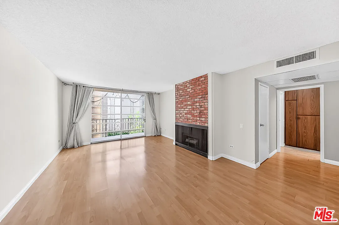 1 bed, 1.0 bath, 769 sqft, $1,900 — Photo 2