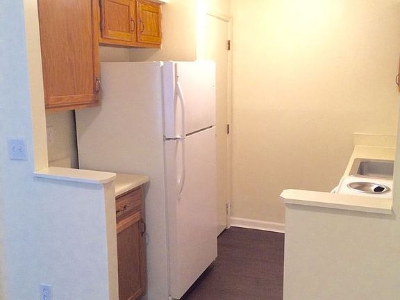 4th image of 1004 Parkvale Ct APT 04