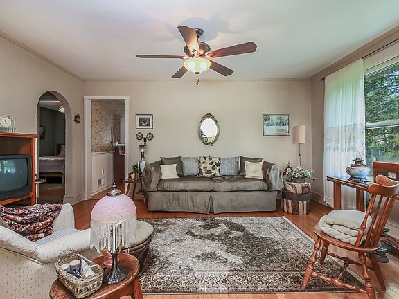 LIVING ROOM. HARDWOOD FLOORS.