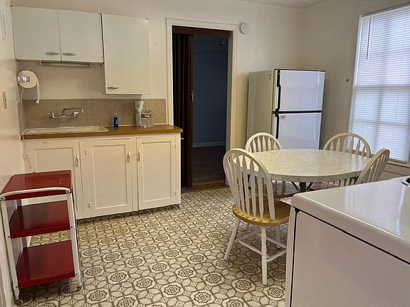 2nd image of 913 8th St #1/2