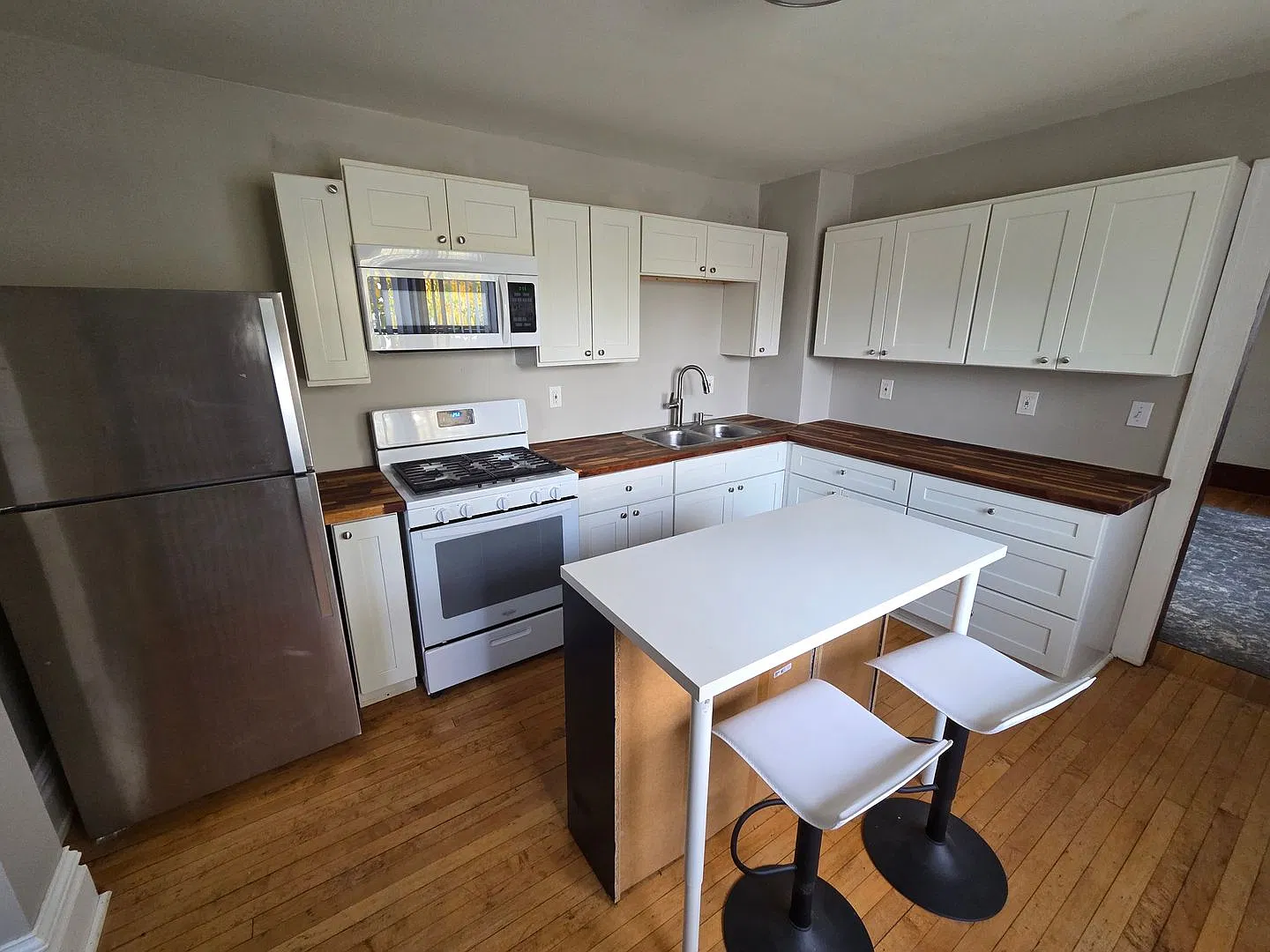 1142 Farrington St — Photo 1