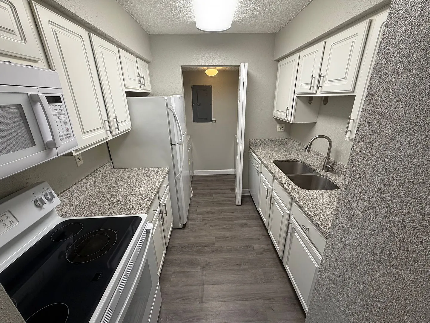 Like New Wonderful 2/1 Condo With Fireplace - Available Now! — Photo 4