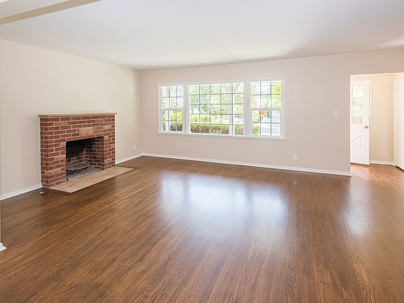 3rd image of 10821 Yarmouth Ave