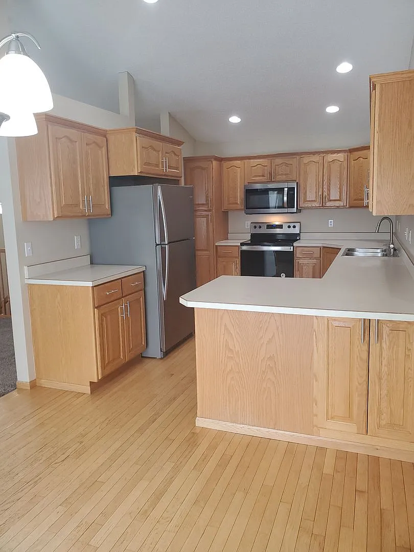 3 Bed - 2 Bath Twin Home - Fenced Yard - Double Garage — Photo 2