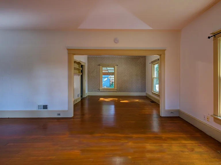 623 E Main St — Photo 3