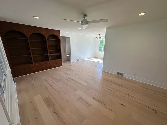 3rd image of 3 Hillside Dr