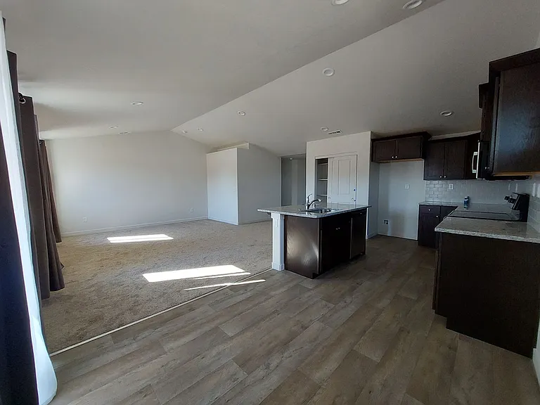 1013 Maple Dr W — Photo 4