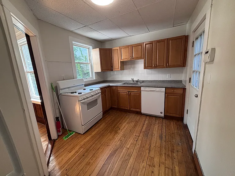 376 McGrath Hwy — Photo 12