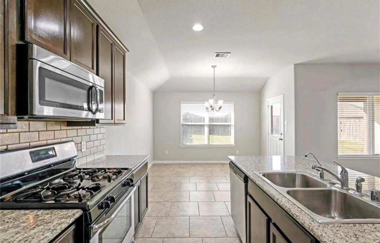 3 bed, 2.0 bath, 1751 sqft, $2,000 — Photo 2
