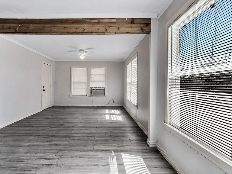 305 N Robinson St — Photo 39