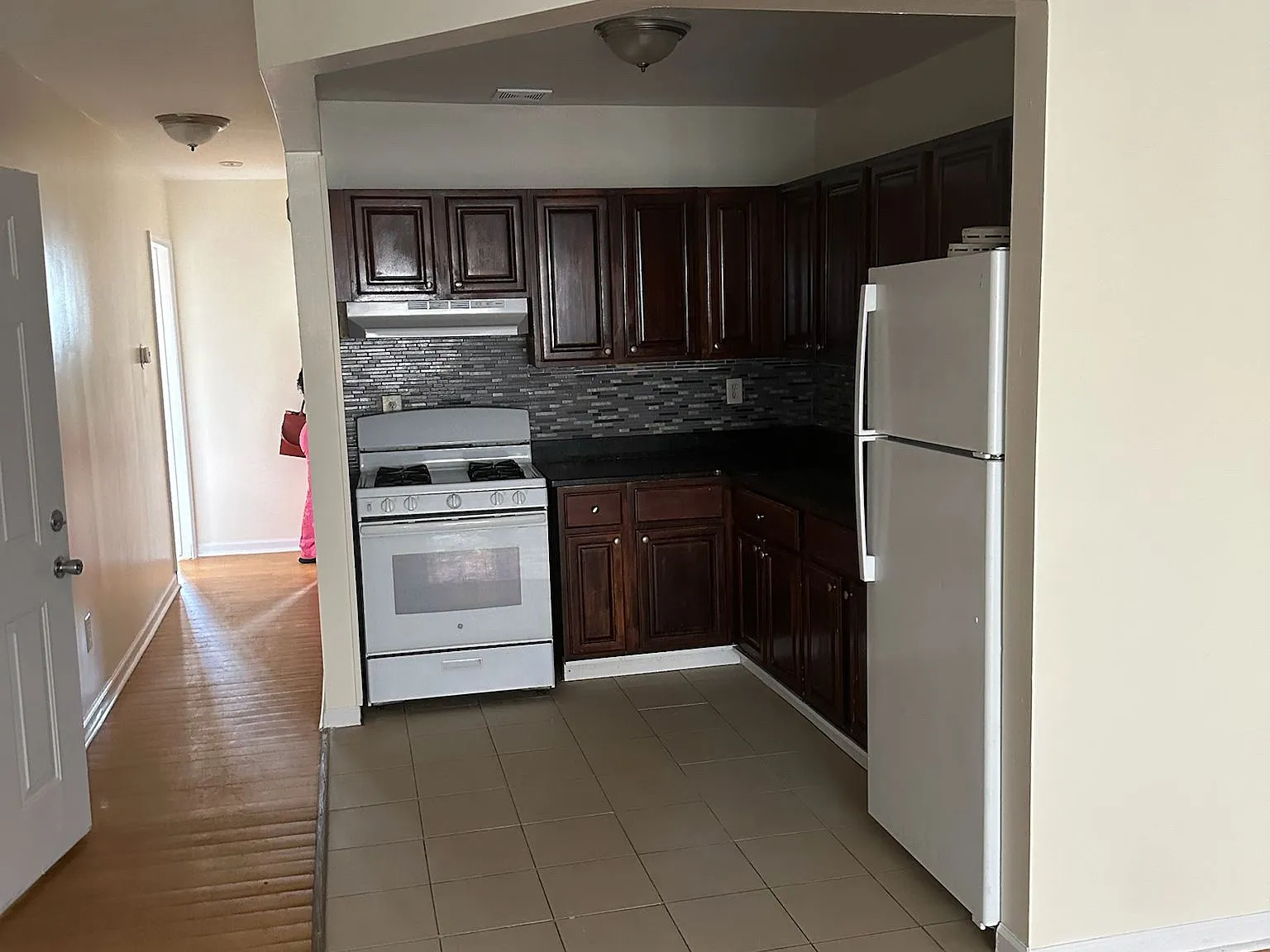3 bed, $3,000 — Photo 2