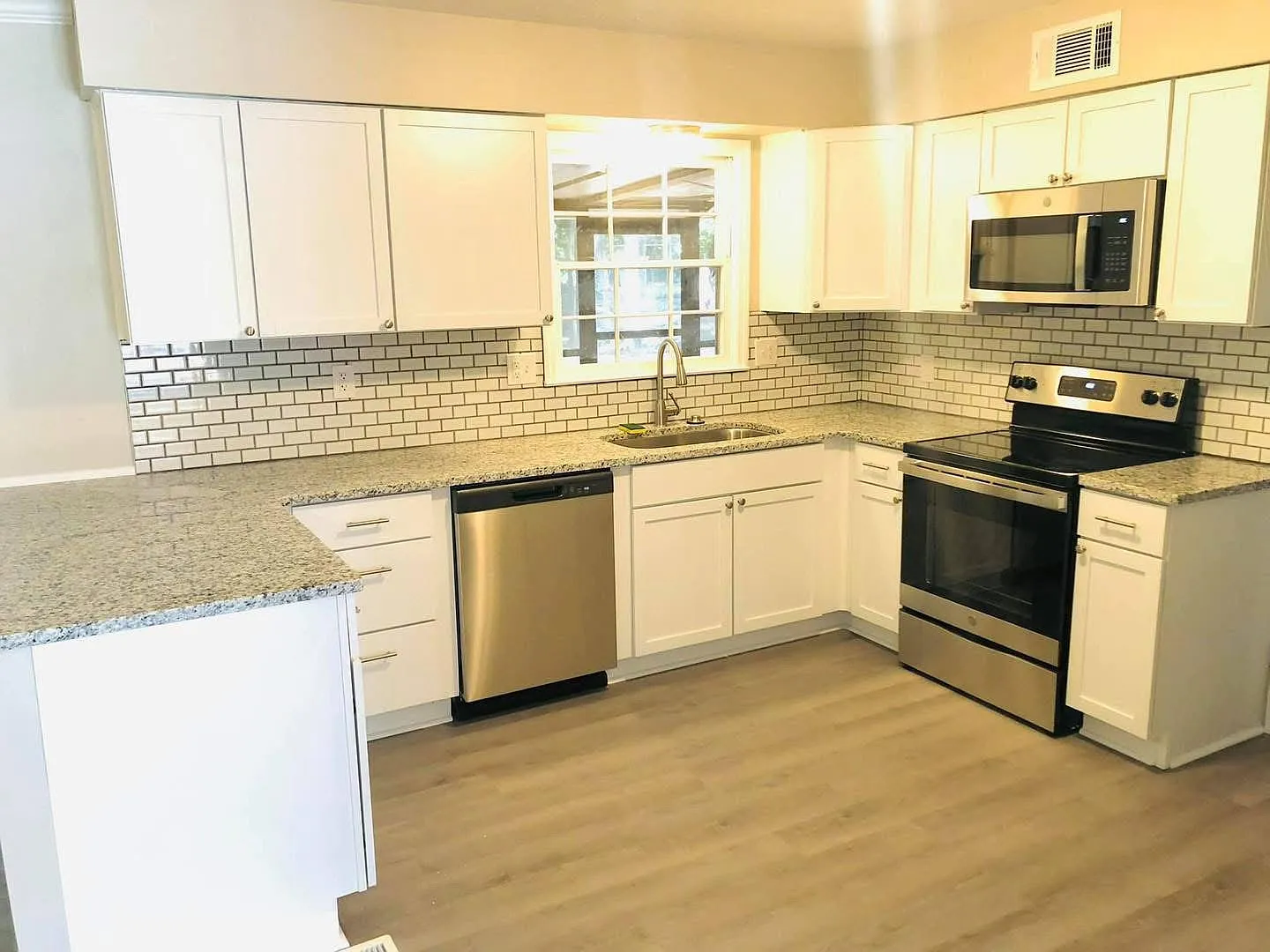4 bed, 2548 sqft, $2,500 — Photo 2