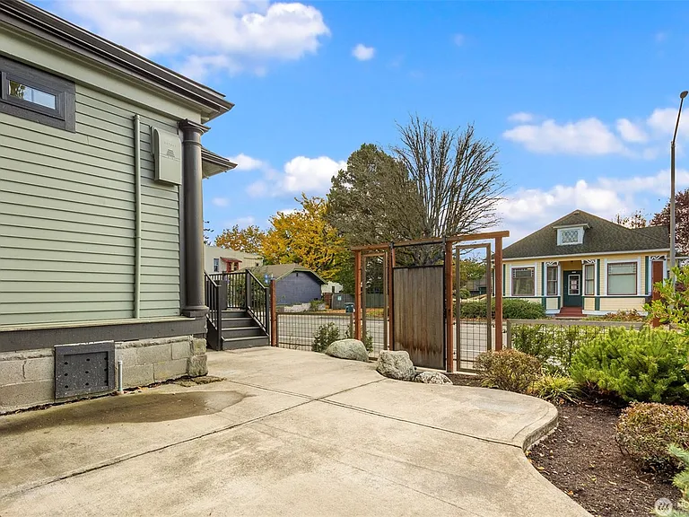 1012 Dupont St — Photo 25