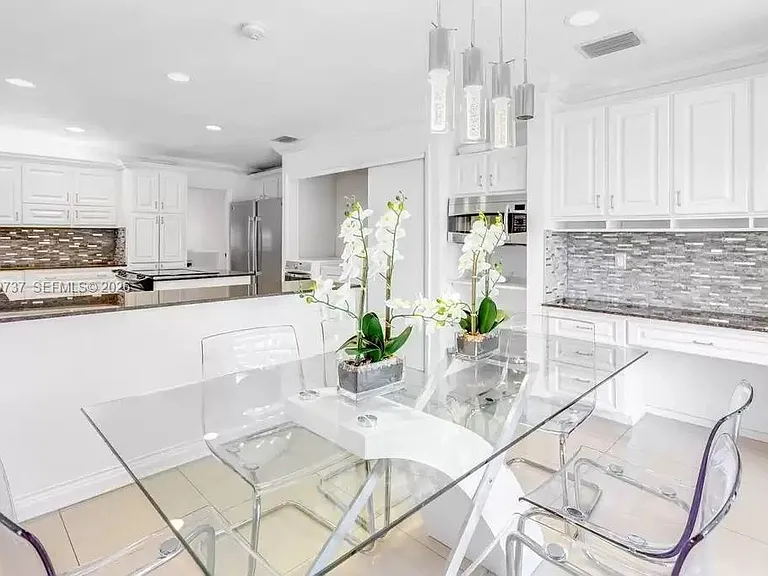 437 Holiday Dr — Photo 5