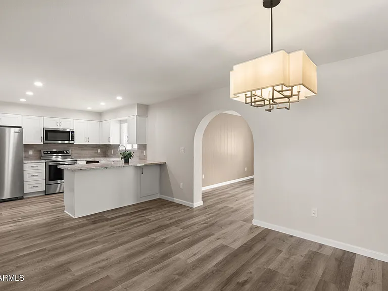 224 E Oxford Dr — Photo 12