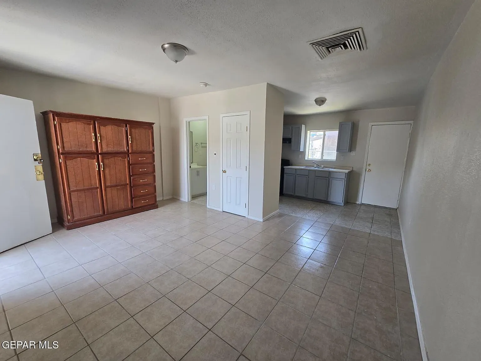 1 bed, 1.0 bath, 300 sqft, $650 — Photo 2