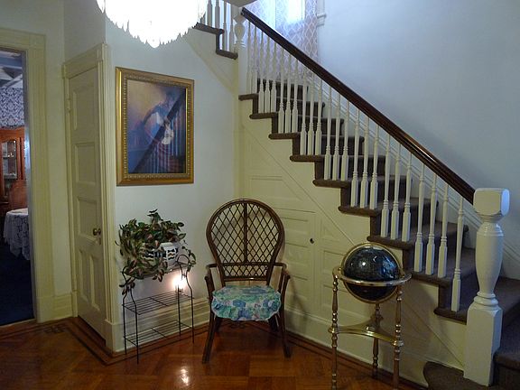 INVITING FOYER